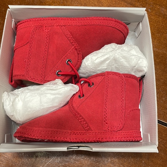 Beautiful UGG red shoes for little boys - Picture 8 of 12